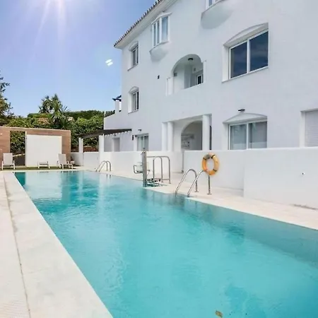 Increible Bajo Con Jardin Y Piscina - Puerto Banus Lägenhet *